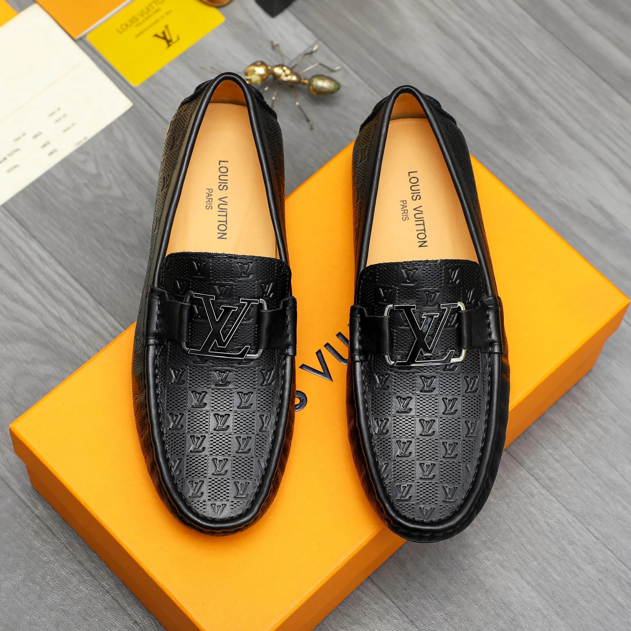 Men's shoes 💰p380 Product trademark: LV "Louis Vuitton" casual slip-on men's shoes Regular size: 38-45 Product material: Selected classic embossed cowhide upper, pigskin lining, rubber outsole